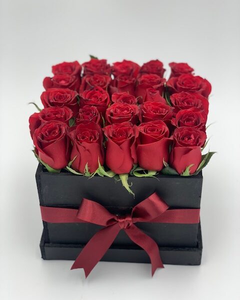 CAJA CON 25 ROSAS ROJAS.