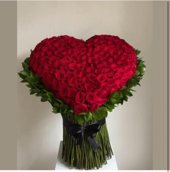 CORAZON CON 200 ROSAS Y FOLLAJE