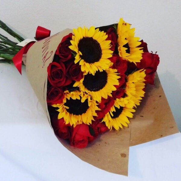 RAMO CON 6 GIRASOLES Y 24 ROSAS ROJAS. G33