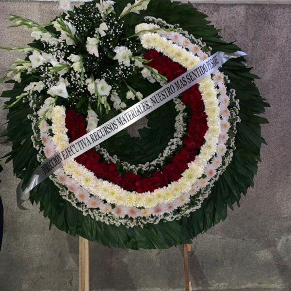Corona funebre grande con detalle de rosas rojas.