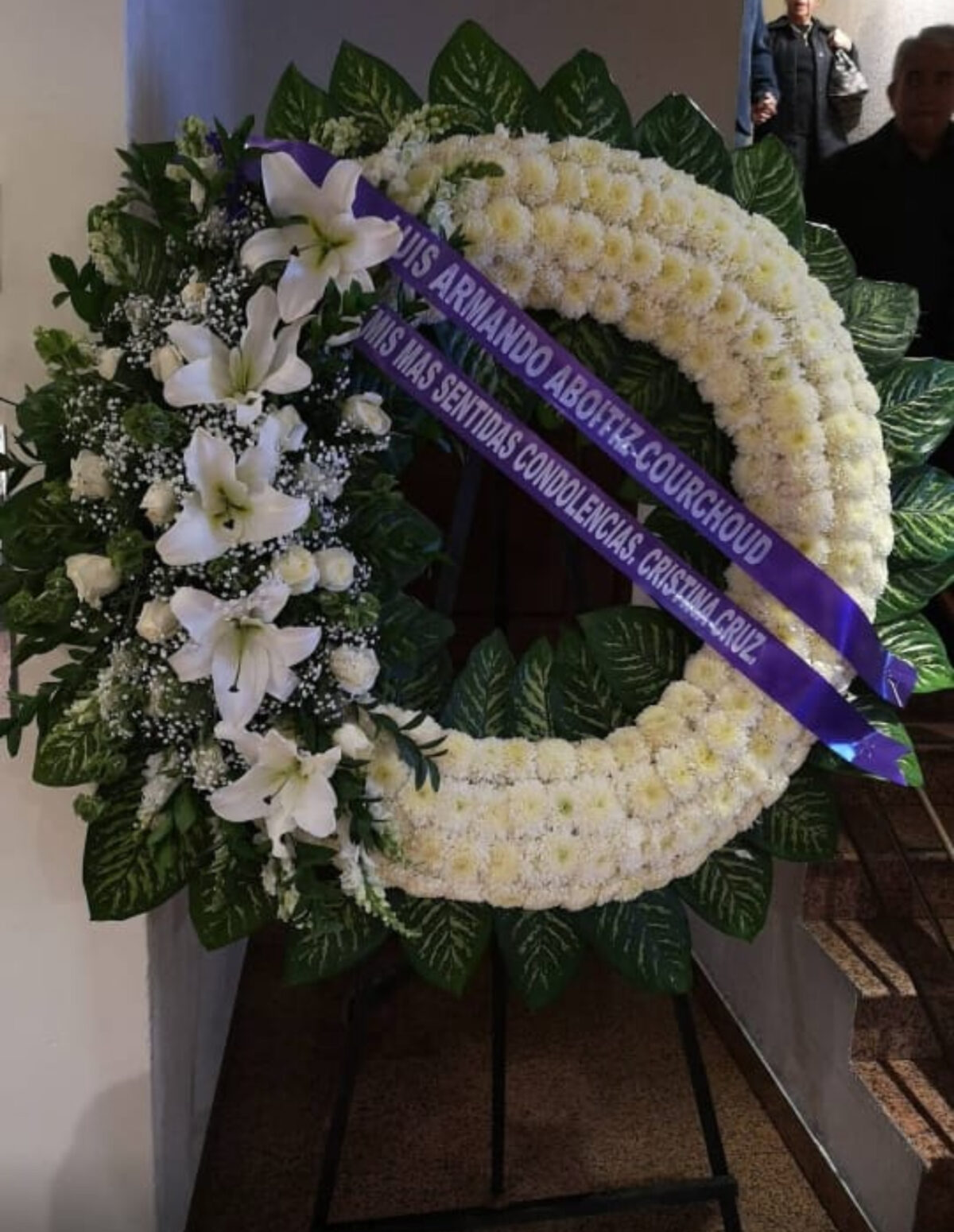 Corona funebre grande con detalle de casablancas